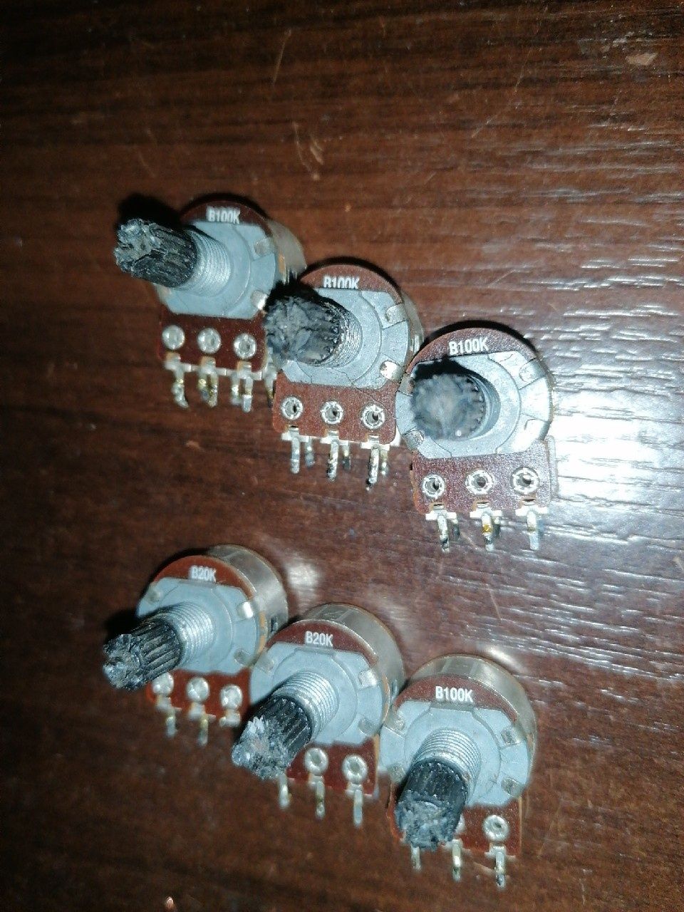 POTENCJOMETR OBROTOWY 6x B100k 1x B20k stereo LINIOWY B OŚ 6/15mm