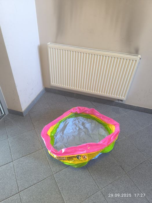 Maly basenik dziecięcy kolorowy. Sprawny.