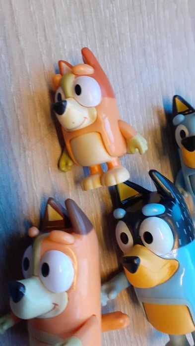 4 Bonecos dos desenhos animados Bluey e Bingo