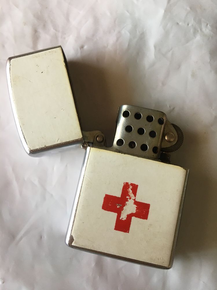 Isqueiro antigo tipo Zippo Cruz Vermelha Portuguesa 1969