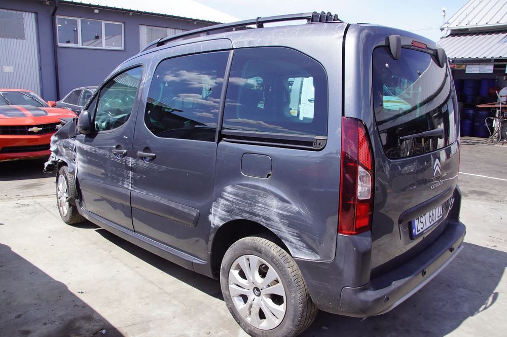Pojazd na części Citroen 692324777 berlingo 1.6 hdi DV6FC 120km 2018 skrzynia 6 biegowa kolor KTP SHARK GREY PAINT szyba komputer maglownica drzwi klapa deska poduszka maglownica rozrusznik alternator sprężarka skup aut złomwanie szrot kasacja