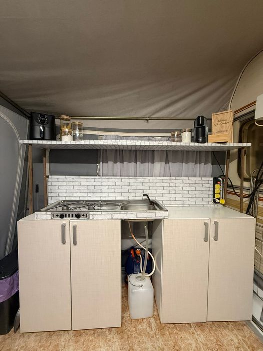 Vende-se Material roulotte c/ 2 camas, wc e avançado c/ cozinha