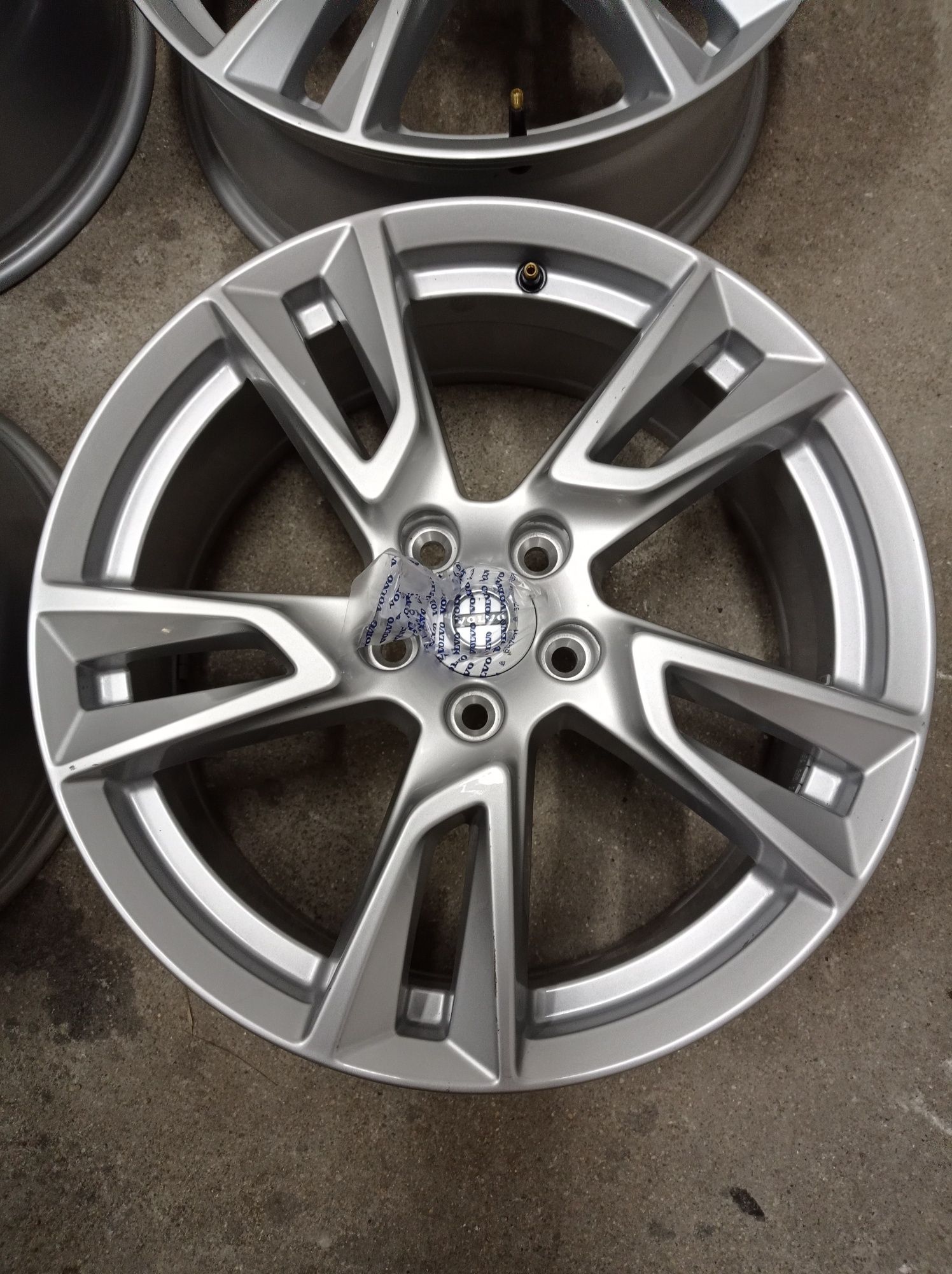 Felgi aluminiowe Volvo V90 XC60 7.5Jx18 ET 50.5 5x108 NOWE