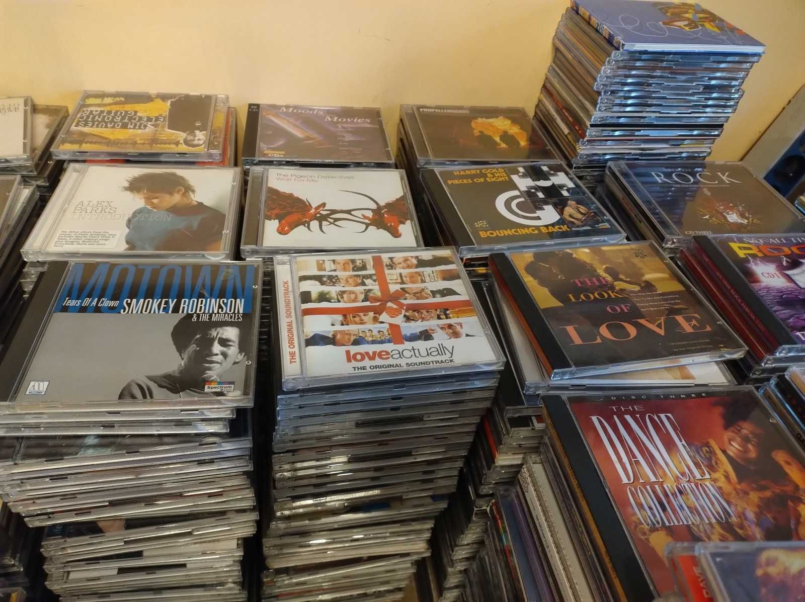 Karton z płytami CD z muzyką 260 sztuk -4