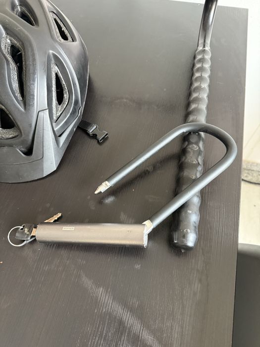 Capecete, cadeado e suporte de bicicleta