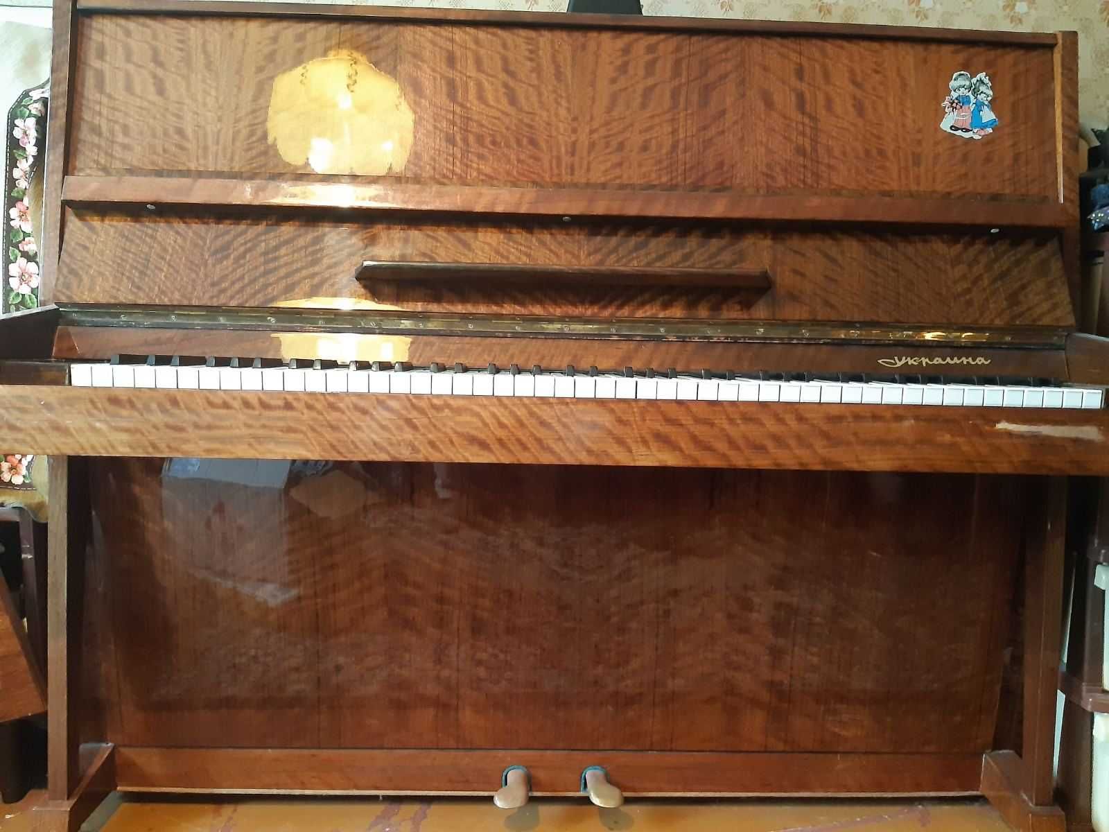 Пианино Украина  лакированное- полированное с вращающимся стулом. Луцк