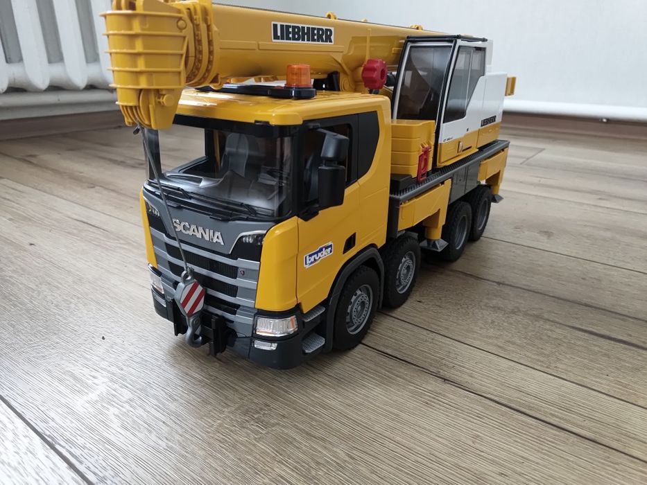 Автокран Bruder SACANIA R 560