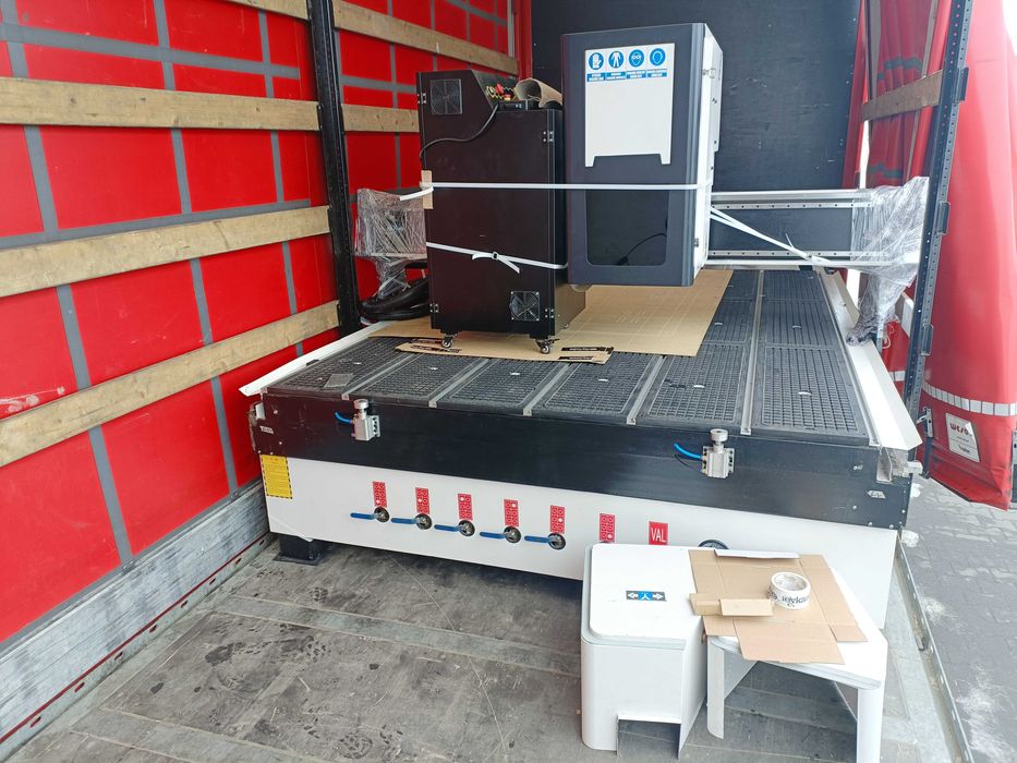 Frezarka CNC 2130 ATC magazyn 8 wrzeciono 9kW napędy serwo stół vakum