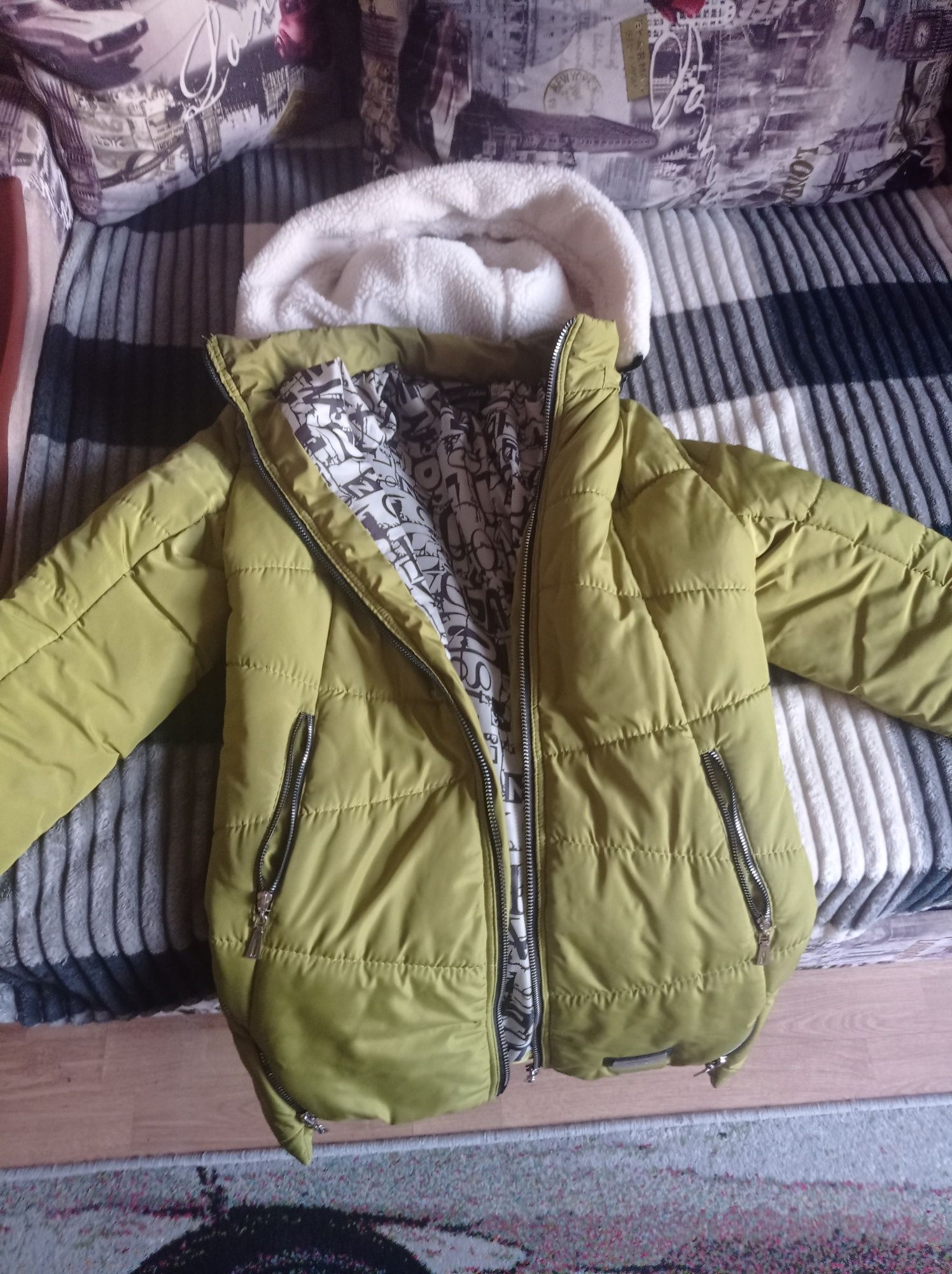 Продам жіночу б/у  зимову куртку