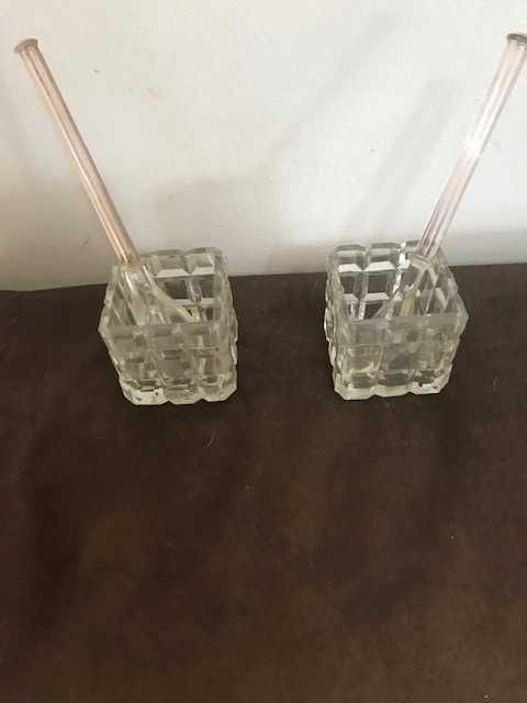 Tacinhas antigas com colheres em vidro
