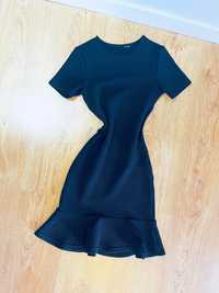 Czarna mini sukienka s z falbanką klasyczna