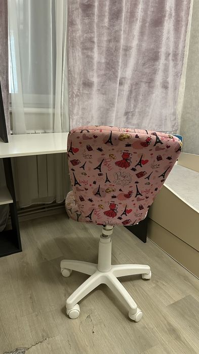 Меблі для дитячої кімнати - стіл, ліжко , крісло