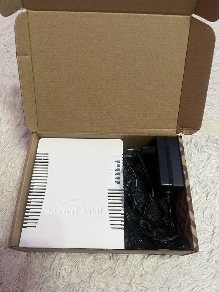 Маршрутизатор Роутер Комутатор MikroTik RouterBOARD RB951Ui-2HnD