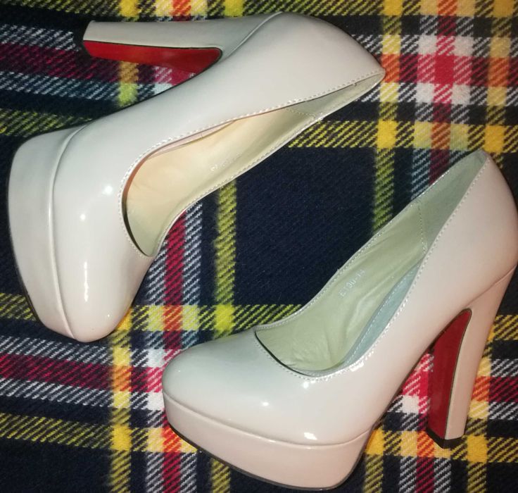 Piękne beżowe szpilki czerwona podeszwa