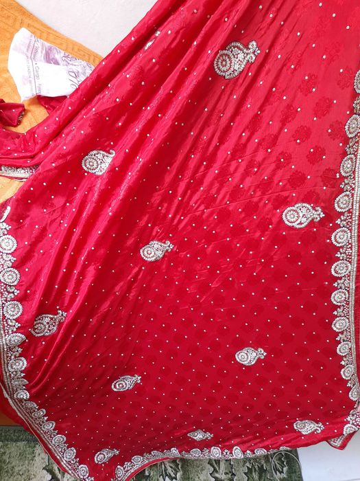 Сарі індійське червоного кольору