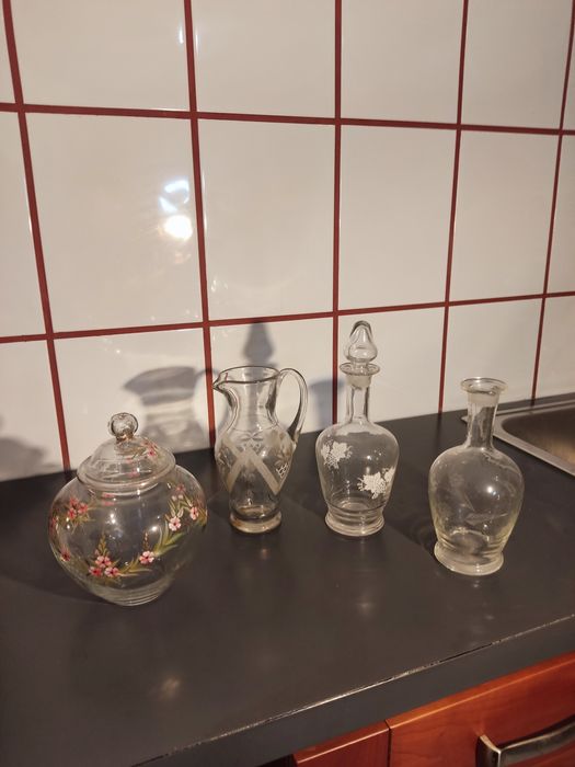 Vários  jarra de vidro , garrafa e pote