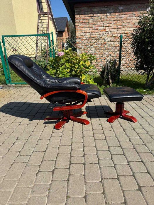 кресло кожаное реклайнер с пуфом или меняю на офисное кресло кожаное