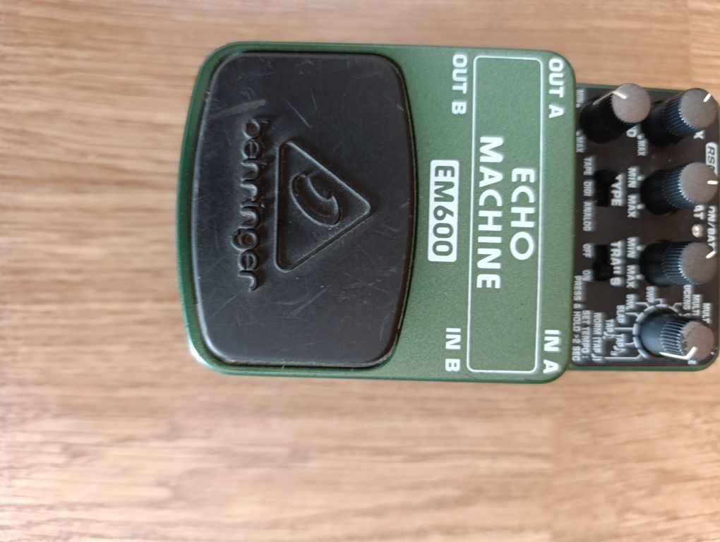 Behringer EM 600