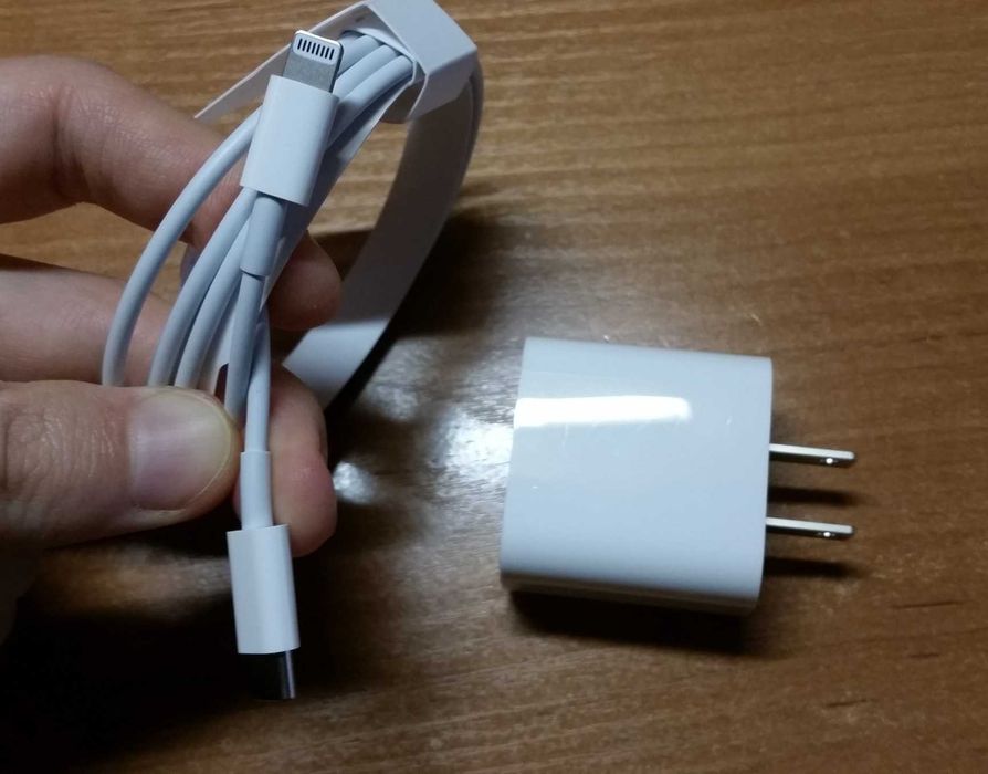 Оригинал новый блочок Apple зарядка 20W + кабель Type-C to Lightning