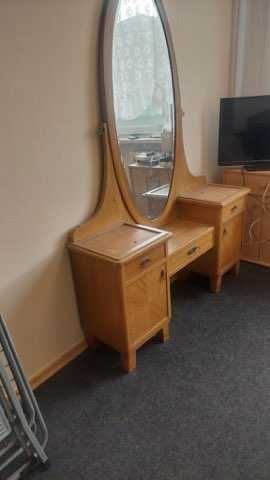 Toaletka dla ciebie  z pięknym lustrem  plus dwie  szafki nocne.