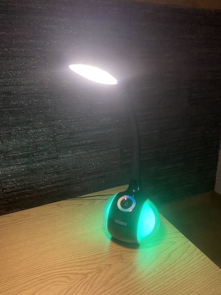 Lampka na biurko zmieniajaca kolory .