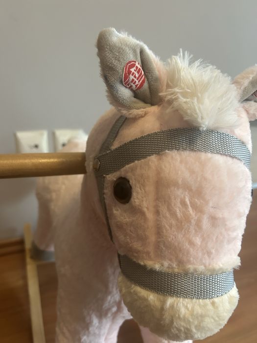 Pluszowy konik na biegunach z dzwiękiem