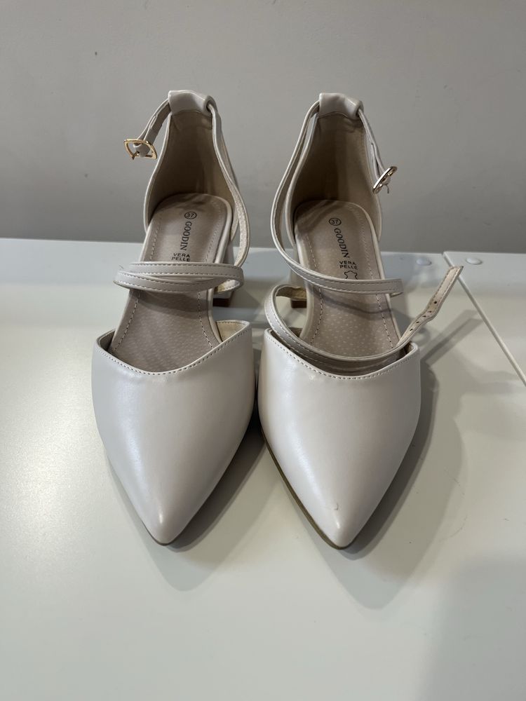 Buty ślubne sandałki na niskim obcasie czubek szpic roz. 37 goodin