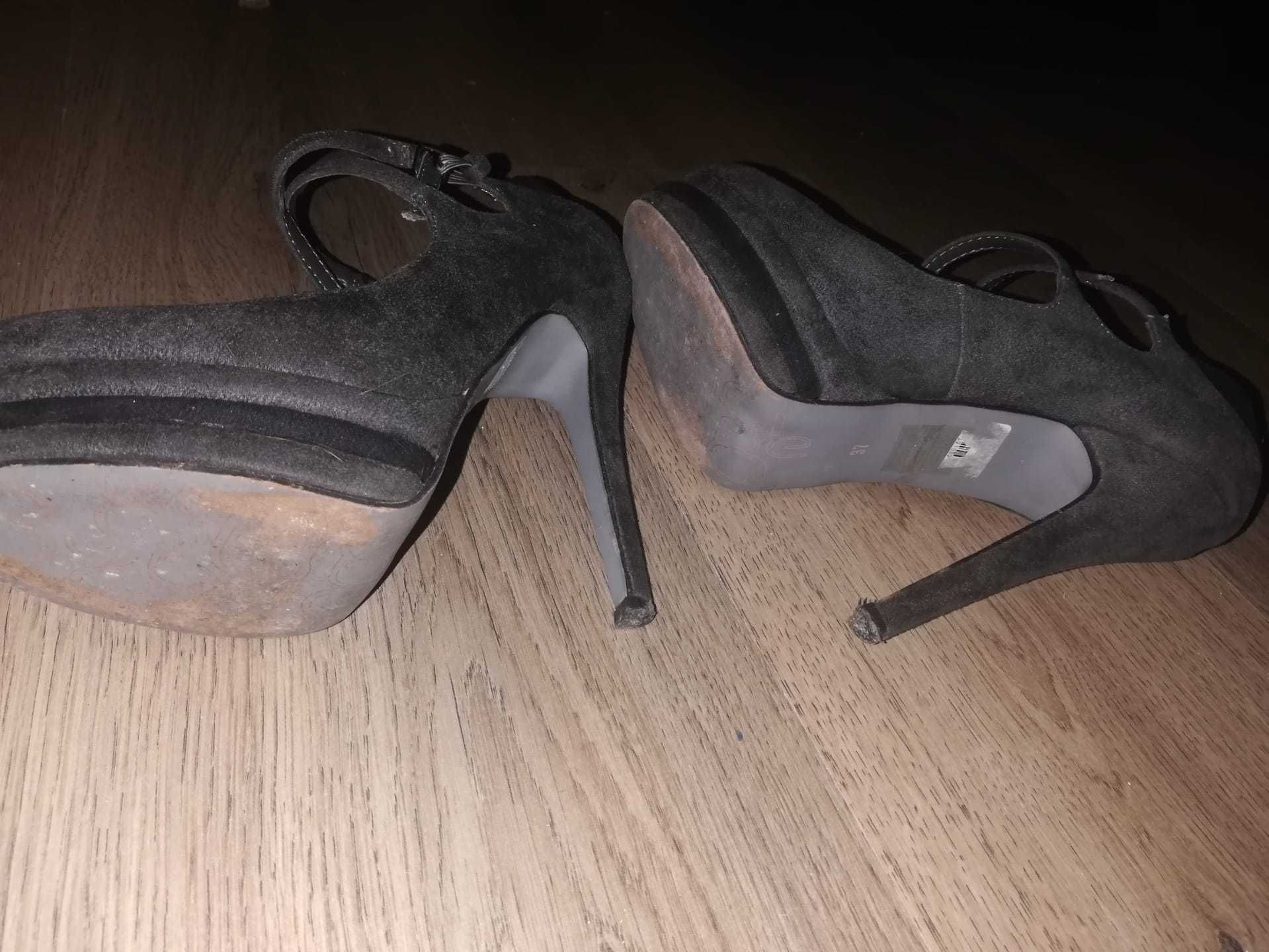 Sapatos de salto alto em camurça cinza