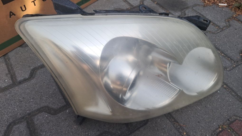 Lampy przednie avensis T25