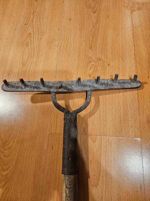 Stare żeliwne grabie