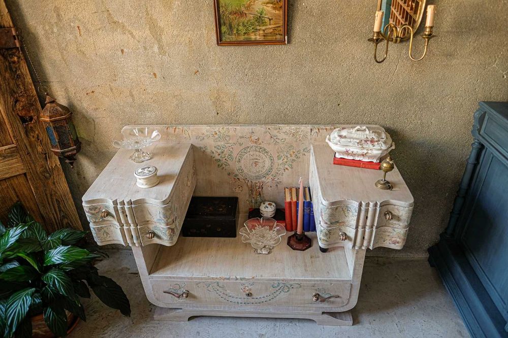 Consola Deco com pintura decorariva.