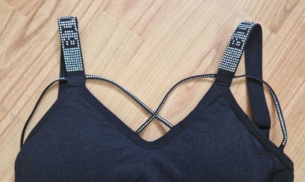 Piękny crop top z cyrkoniami i paskami na dekolcie S