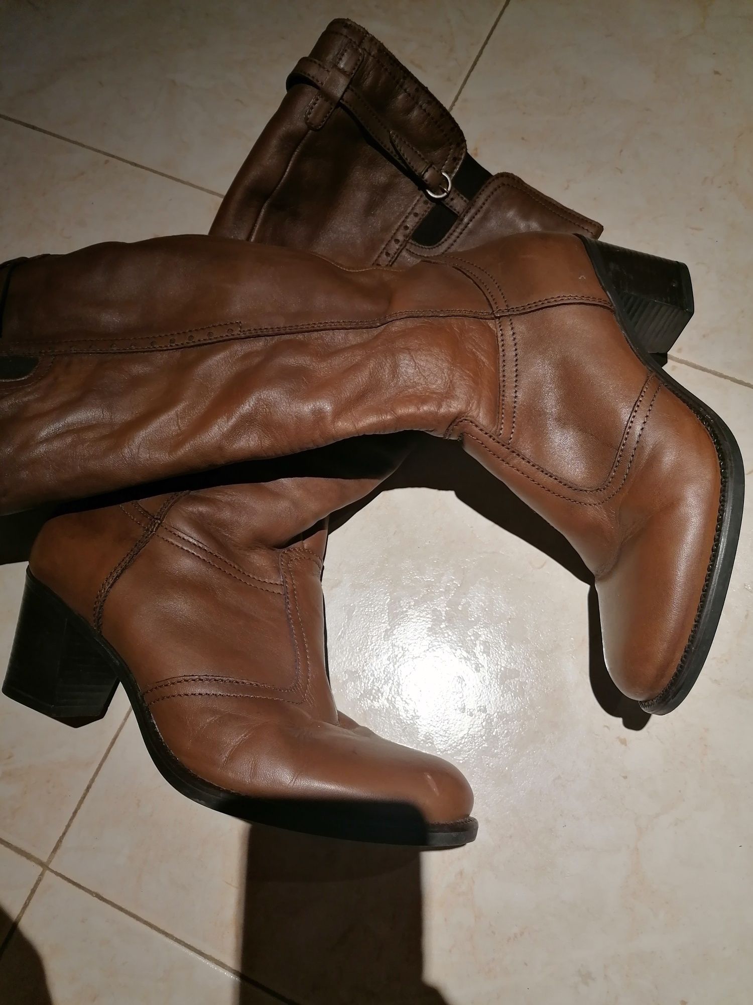 Botas em pele castanhas, cano alto