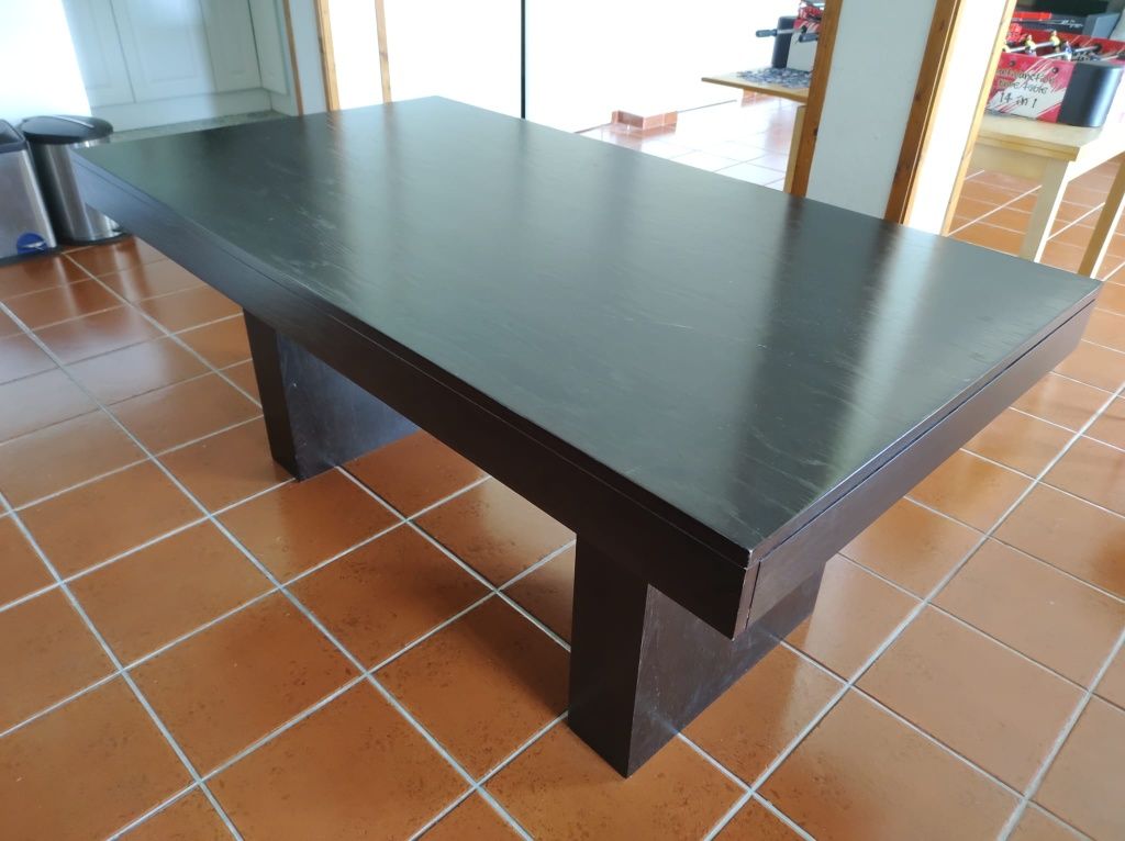 Mesa de sala escura