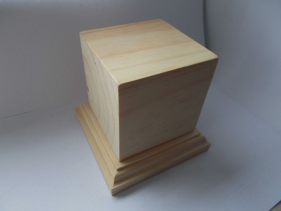 Drewniana podstawka z podwyższeniem pod figurki modele dioramy cokół