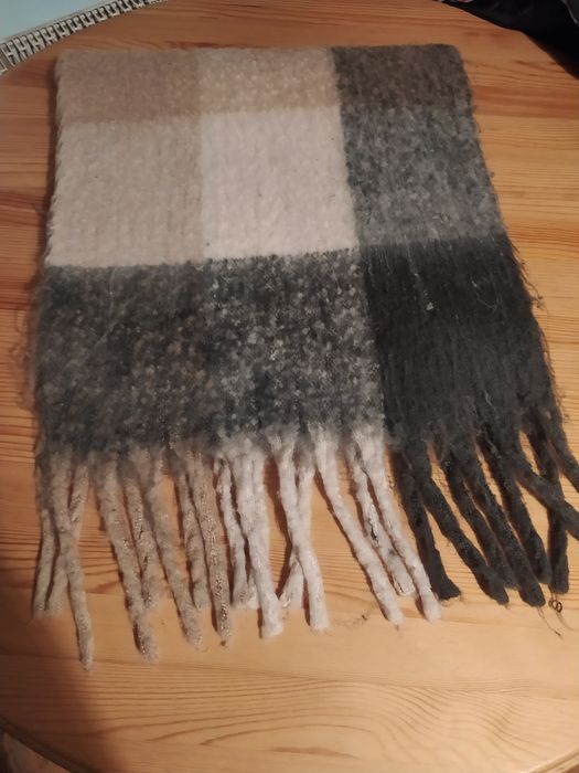 Ciepły szal w krate