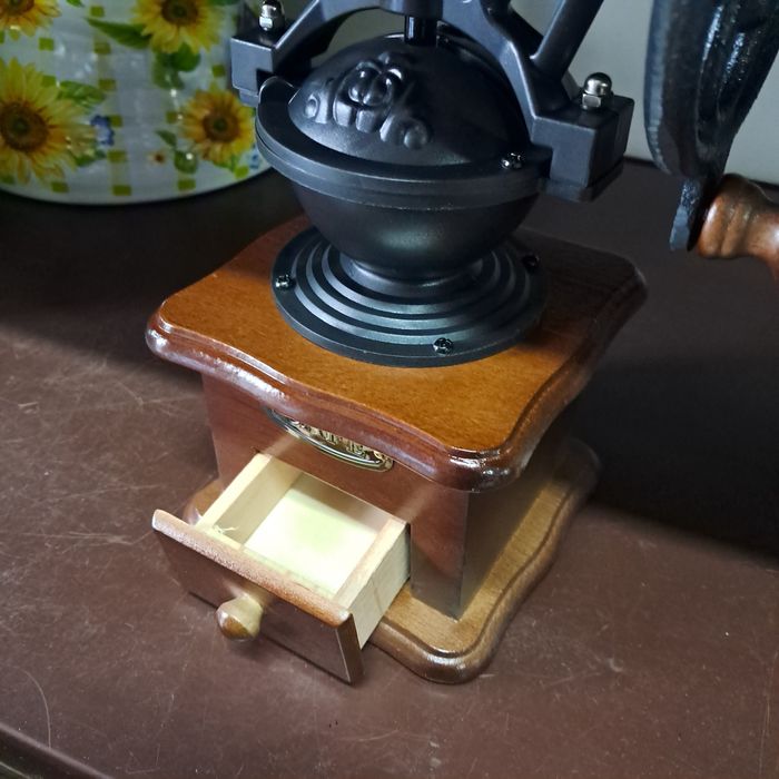 Młynek ręczny do kawy z kołem w stylu retro vintage