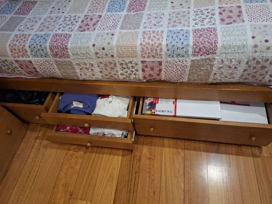 cama de solteiro de madeira maciça com arrumação e colchão