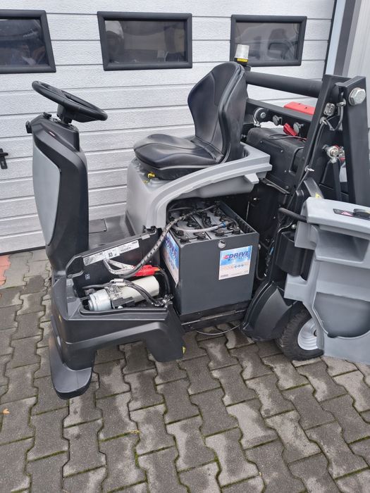 Zamiatarka Karcher KM 105/110 R