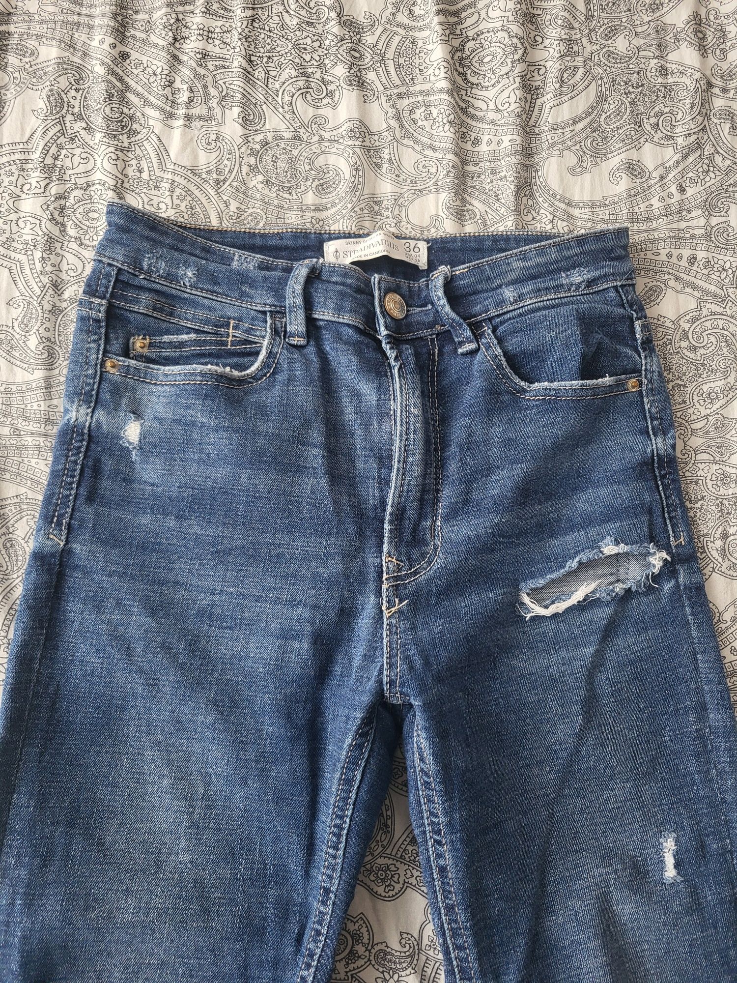 Jeansy Stradivarius petite skinny Regular rozdarcia regularny pas