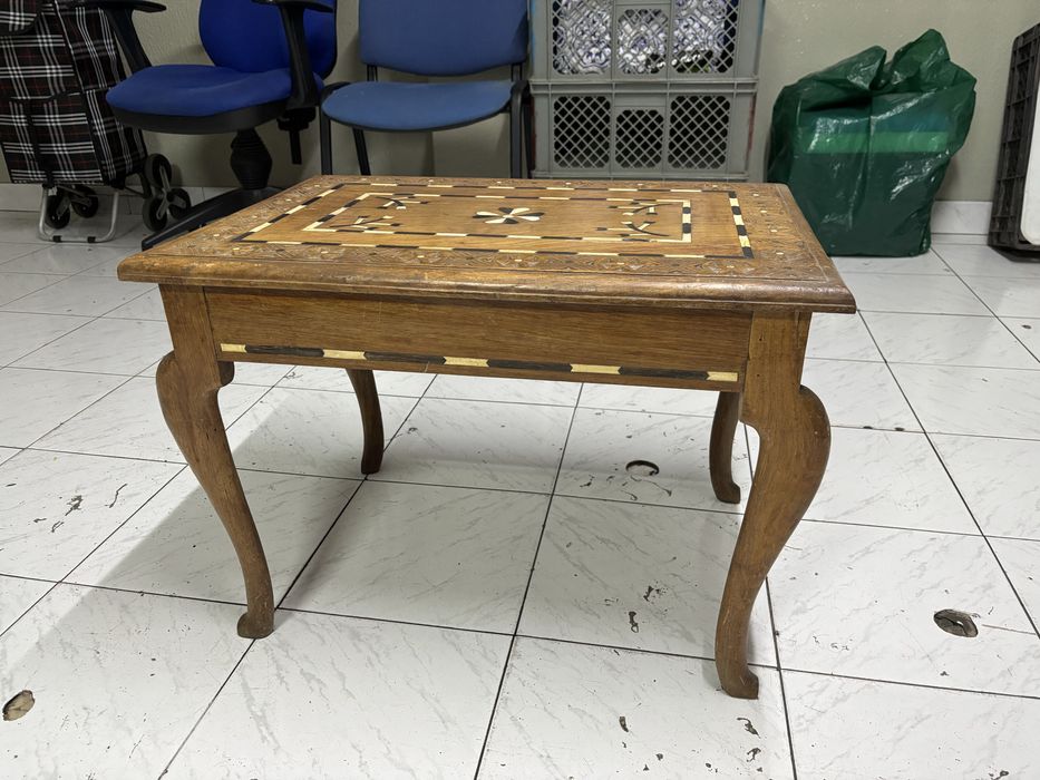 Mesa madeira baixa com apontamentos estilo marfim