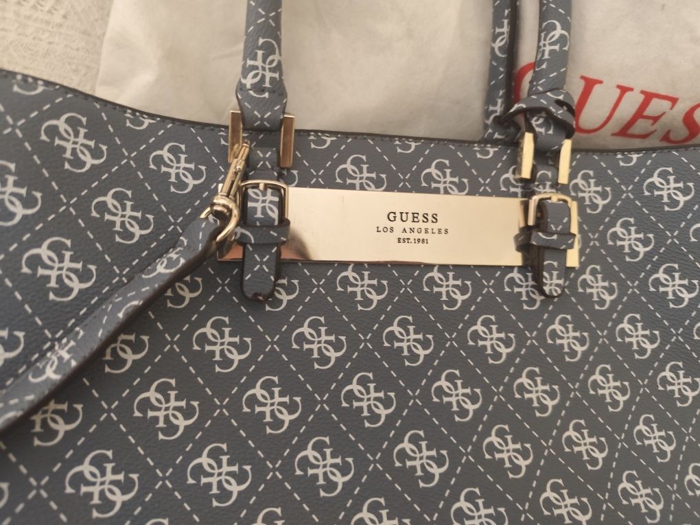Mala marca Guess
