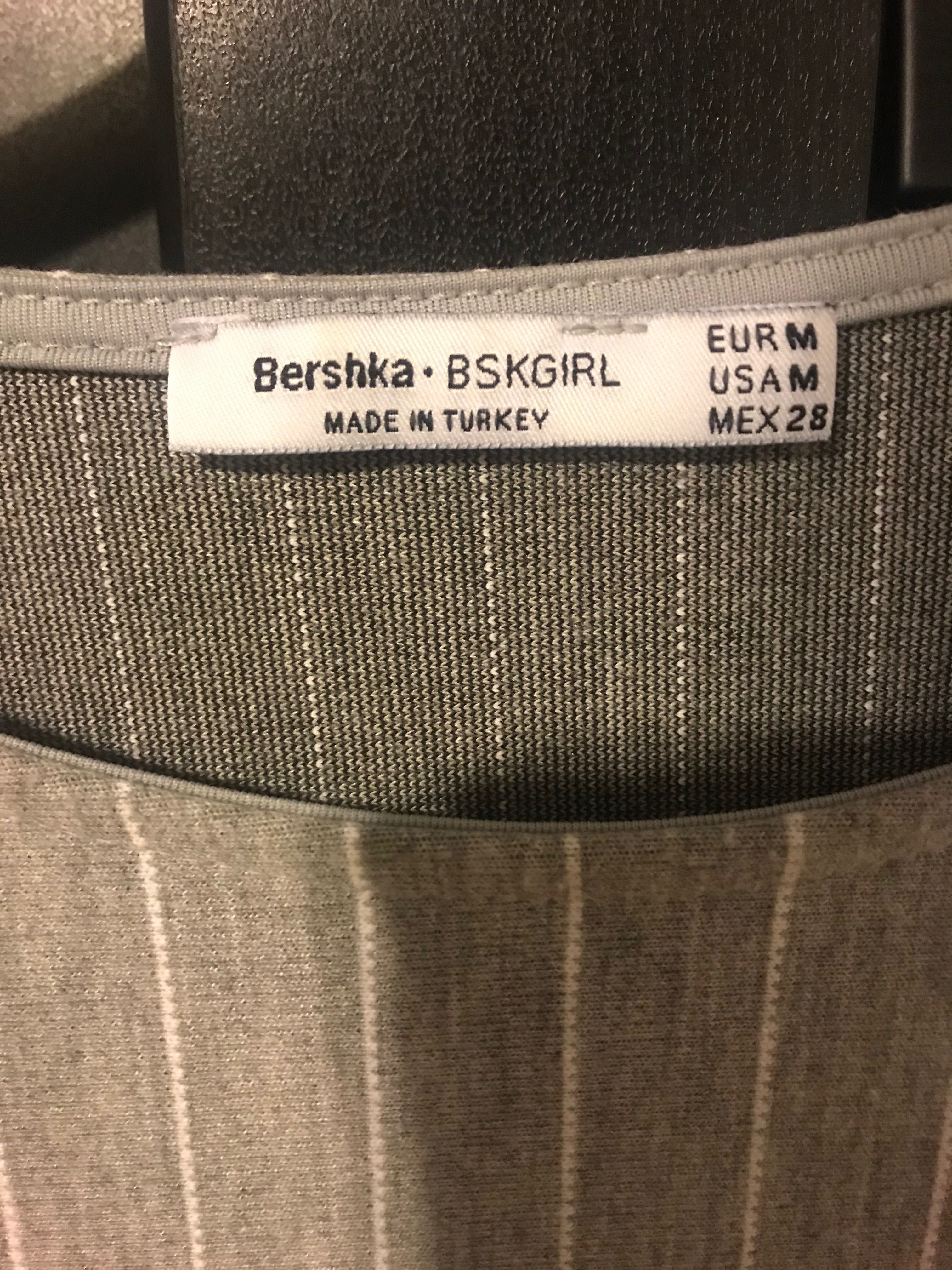 Elegancka krótka sukienka z rekawem 3/4