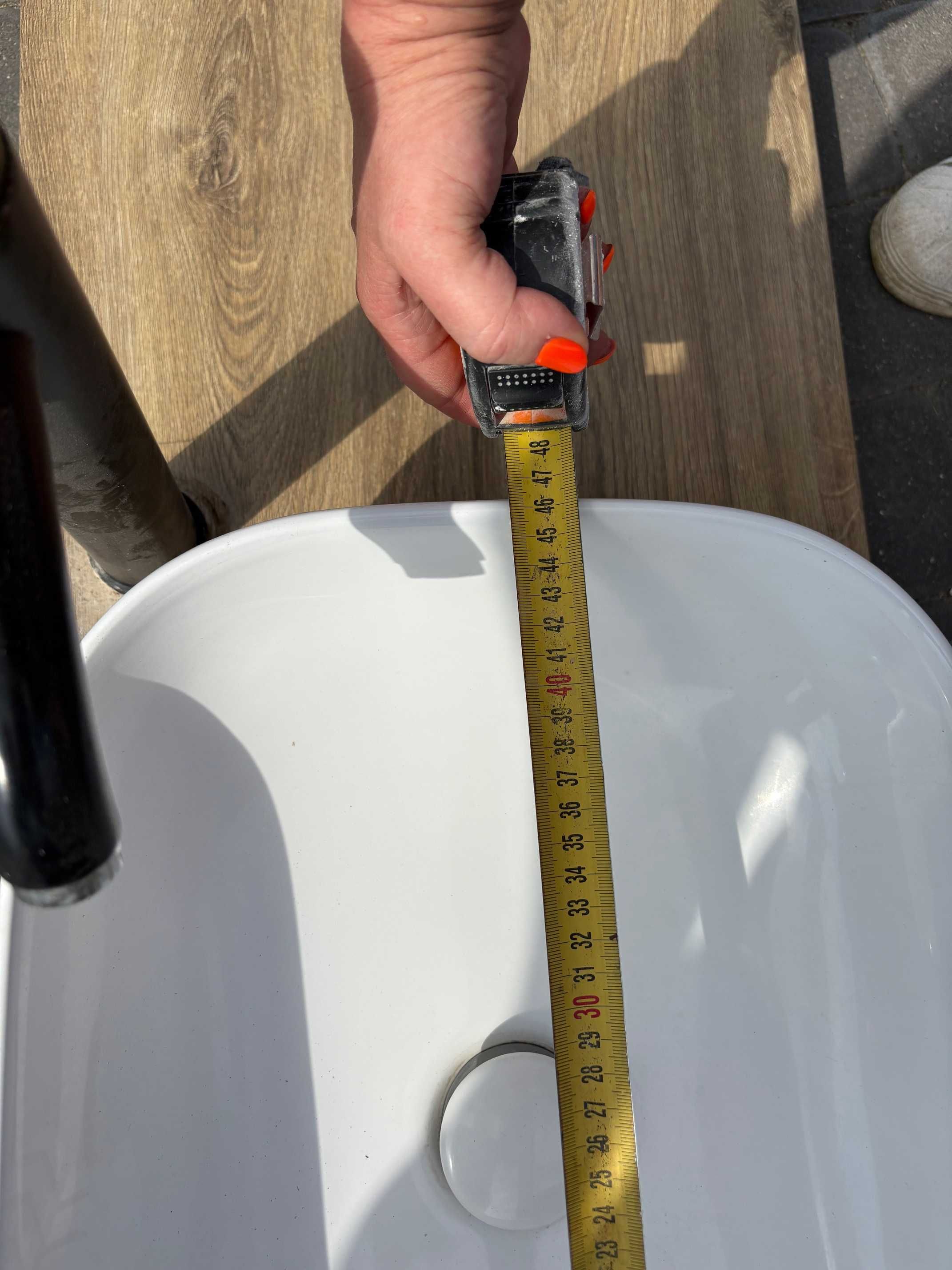umywalka z baterią i blatem
