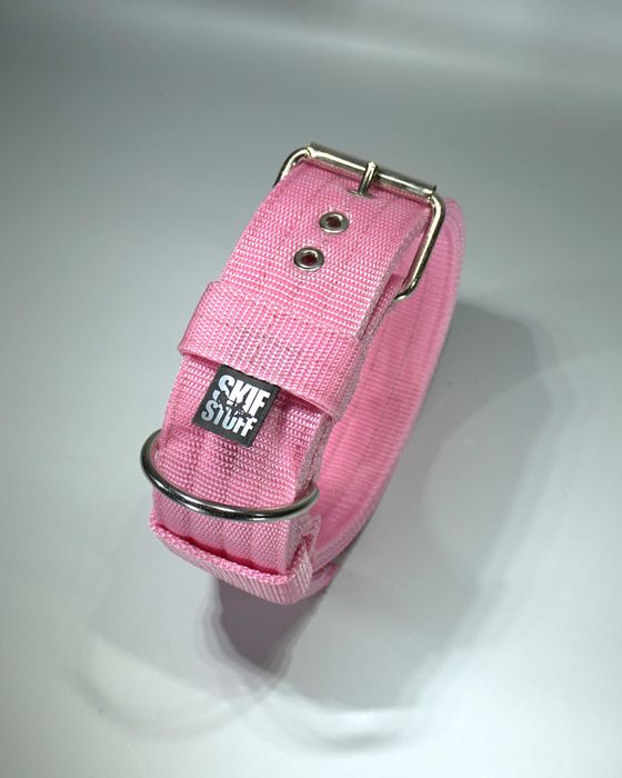 Mocna obroża o szerokości 5cm. Kolor jasny róz.