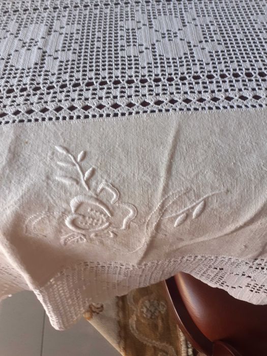 Toalha de mesa em linho e crochet