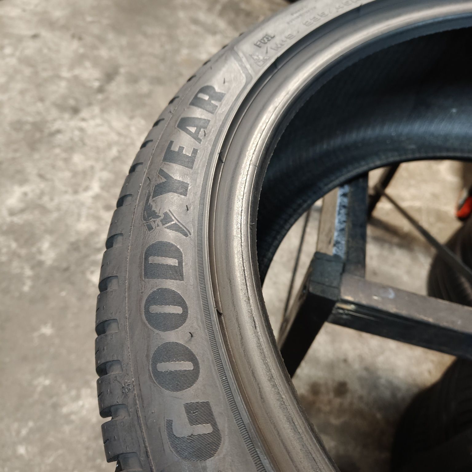 235/45/20 XL Sprzedam parę opon całorocznych Goodyear