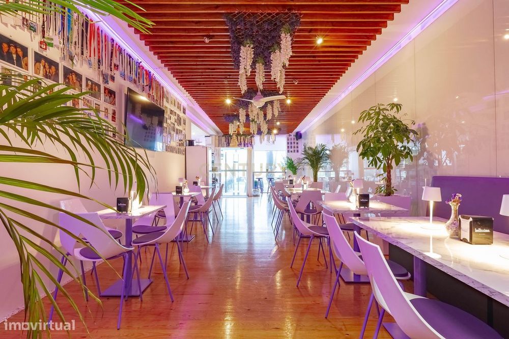 Excelente negócio de trespasse numa localização privilegiada em frente