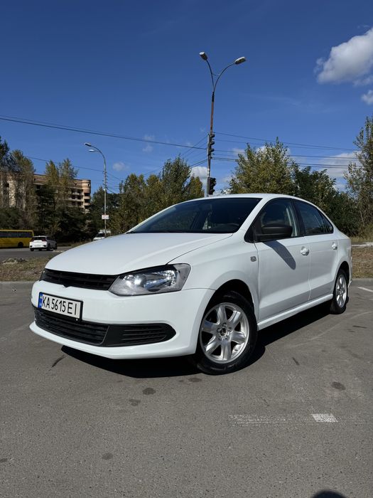 Volkswagen Polo 2015 года выпуска.