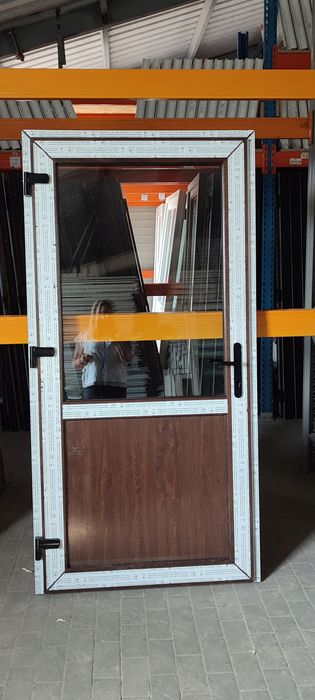 DRZWI Kacprzak 105x210 Drzwi ZEWNĘTRZNE PCV Sklepowe Orzech Lewe